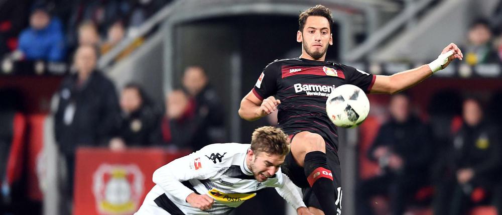 Hakan Calhanoglu (r.) wird Leverkusen vier Monate fehlen.