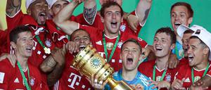 Da ist das Ding: Der FC Bayern feiert den Pokaltriumph.