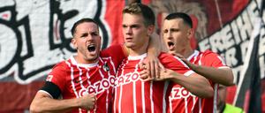 Die Freiburger feiern den ersten von drei Treffern, erzielt durch Matthias Ginter (Mitte).