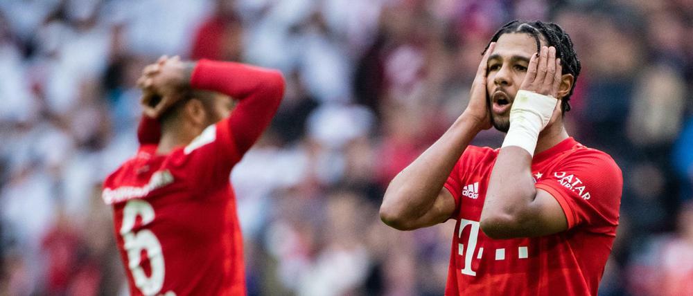Gibt es gar nicht. Serge Gnabry vom FC Bayern (r) und Thiago reagieren nach einer vergebenen Torchance. 
