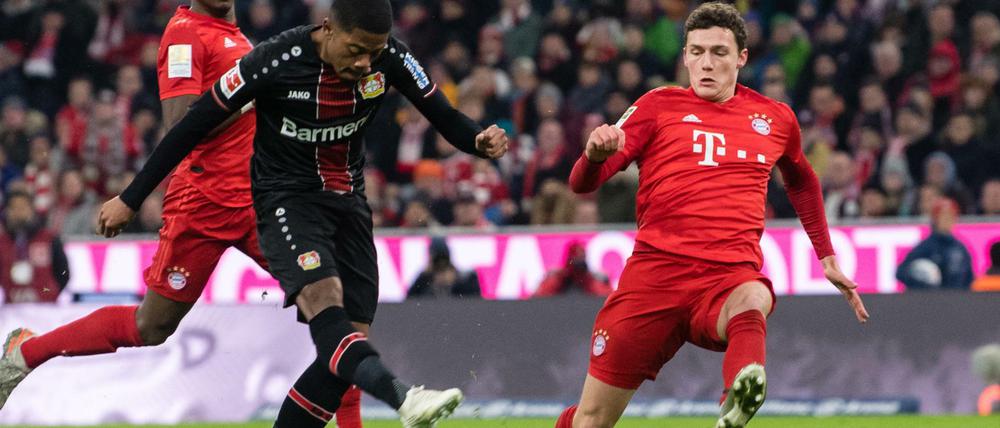 Früher Schock für die Bayern. Leon Bailey (M) von Leverkusen trifft zum 0:1. Benjamin Pavard (r) und David Alaba vom FC Bayern München können den Ball nicht mehr abwehren. 