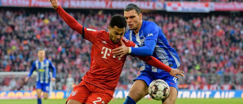 Was geht diesmal? Serge Gnabry vom FC Bayern München (l) und Karim Rekik von Hertha im Zweikampf um den Ball in der vergangenen Saison, am 23. Spieltag siegte Bayern damals 1:0.