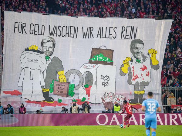Bei einem Bundesliga-Spiel haben Bayern-Fans mit einem Transparent gegen die Partnerschaft mit Katar protestiert.