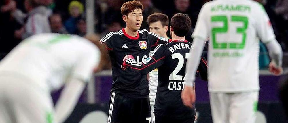 Bayer Leverkusens Son und Kollege Castro jubeln über das 1:0.