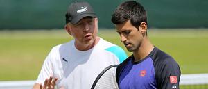 Siehst du, so geht das. Becker mit Djokovic (r.) beim Training in Wimbledon. 