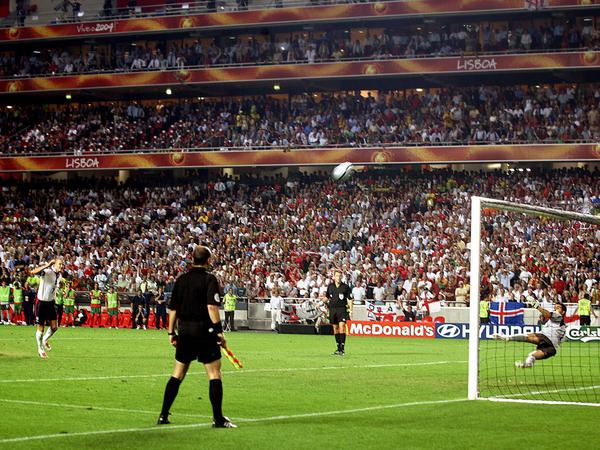 Englands Superstar David Beckham verschießt seinen Elfmeter im Elfmeterschießen der EM 2004 gegen Gastgeber Portugal.