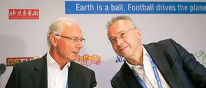 Der Kunde muss ins Eckige. Beckenbauer mit Wjatscheslaw Krupenkow, Geschäftsführer von Gazprom in Deutschland.&lt;