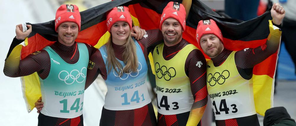 Johannes Ludwig, Natalie Geisenberger, Tobias Wendl und Tobias Arlt (v.l.) sorgten für vier deutsche Goldmedaillen bei diesen Winterspielen.