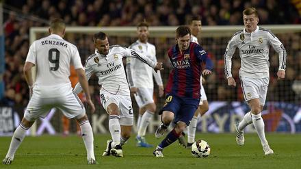 Barcelonas Torjäger Lionel Messi (Mitte) lässt sich nicht aufhalten. Auch nicht von Weltmeister Toni Kroos (re.).