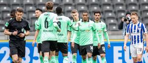 Mit gemischten Gefühlen. Santiago Ascacibar (r.) erzielte gegen Borussia Mönchengladbach sein erstes Bundesligator, wurde aber auch früh wieder ausgewechselt. Unter Trainer Alexander Nouri stand er zuletzt 90 Minuten für Hertha BSC auf dem Platz.