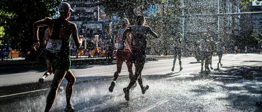 Gefährlicher Sport. Beim Berlin-Marathon 2018 wurden die Veranstalter wegen der Hitze erfinderisch.