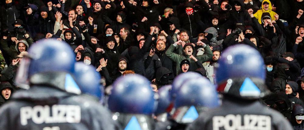 Fans von Feyenoord verursachten ein hohes Polizeiaufkommen in Berlin.
