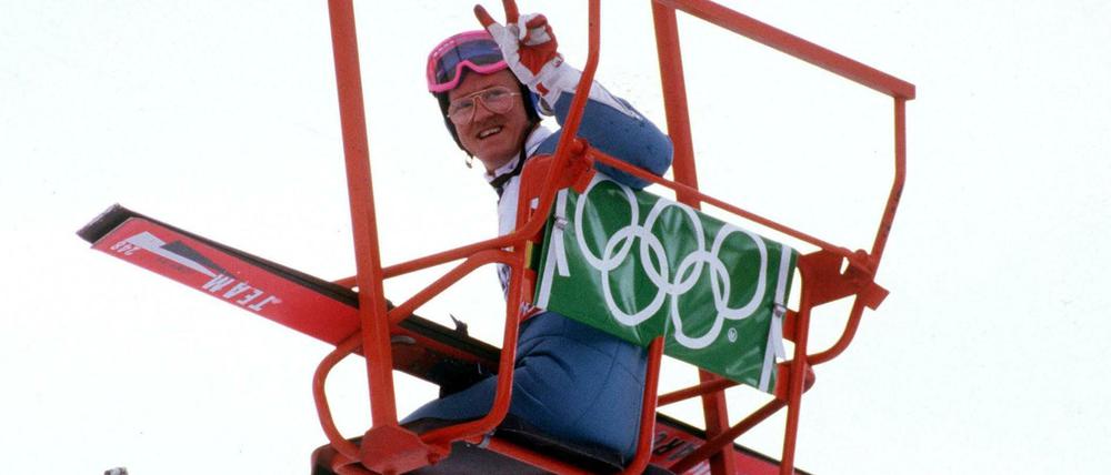 Damals ging viel. Michael Edwards (Großbritannien) alias "Eddie the eagle" grüßt mit dem Peace-Zeichen aus einem Sessellift bei den Winterspielen 1988 in - Calgary.