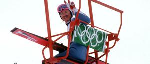 Damals ging viel. Michael Edwards (Großbritannien) alias "Eddie the eagle" grüßt mit dem Peace-Zeichen aus einem Sessellift bei den Winterspielen 1988 in - Calgary.