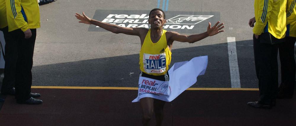Haile Gebrselassie lief in den Jahren 2007 (2:04:26 Stunden) und 2008 (2:03:59) jeweils in Weltrekordzeit im Ziel ein. 