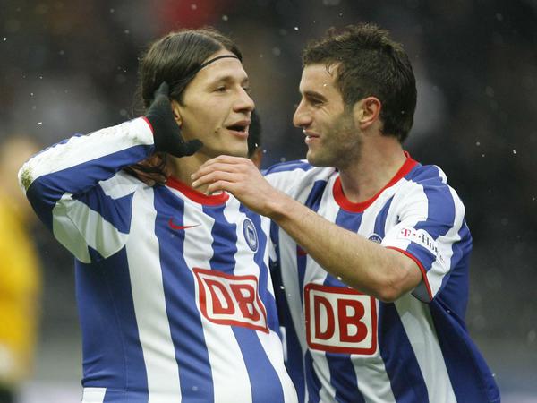 Grund zum Jubeln. Nicu (r., mit Marko Pantelic) kam 2008 vom Zweitligisten Wehen Wiesbaden nach Berlin. Dass er in seiner ersten Saison gleich Stammspieler wurde, war mindestens so überraschend wie Herthas Sturm an die Tabellenspitze der Fußball-Bundesliga.