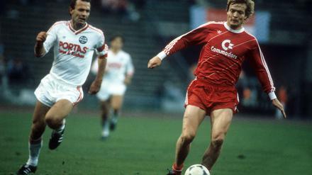 Beliebt. Bayerns früherer Star Søren Lerby (r.), hier in einem Bundesligaspiel gegen Frankfurts Charly Körbel.