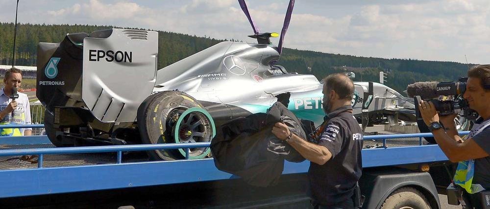 Nico Rosbergs Mercedes wird abtransportiert.