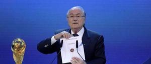 Blatter gab zunächst den Ausrichter für die WM 2018 bekannt. Hier setzte sich Russland gegen England und die Doppelbewerber Spanien/Portugal bzw. Niederlande/Belgien durch.