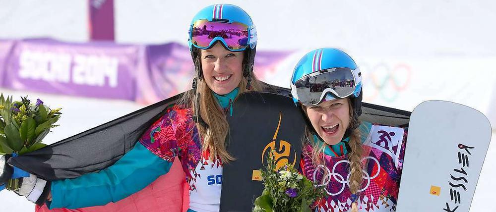 Mit Board und Blume. Anke Karstens (l.) und Amelie Kober feiern ihre Medaillen.