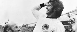 Tore, Tore, Tore. Gerd Müller traf immer und überall, ob im Trikot des FC Bayern oder für die deutsche Nationalmannschaft. Hier jubelt er mit Bundestrainer Helmut Schön nach dem 2:1-Sieg im WM-Endspiel 1974 gegen die Niederlande. Das Tor zum Sieg hatte Müller erzielt, wer sonst.