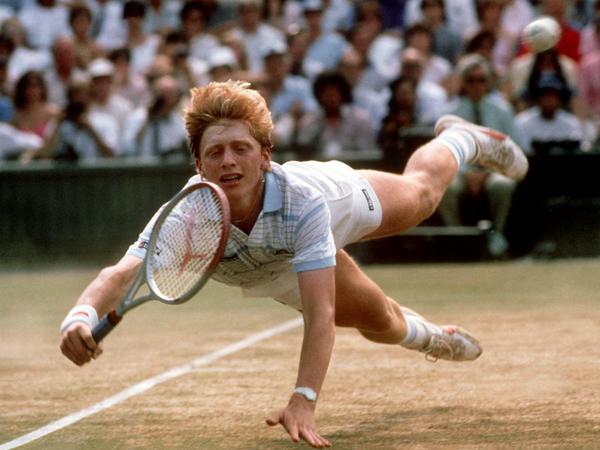 Der 17-jährige Boris Becker hechtet während des Turniers in Wimbledon 1985 hinter einem Ball her. 
