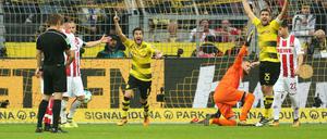 Jubel bei Borussia, Protest bei den Kölnern: Sokratis von Dortmund (2.v.r) erzielt das 2:0 gegen Köln. Schiedsrichter Patrick Ittrich (l) gab den Treffer erst nach Rücksprache mit dem Video-Schiedsrichter.