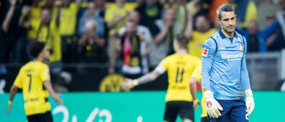 Elfmeter gehalten, Torschuss verpasst. Leverkusens Torhüter Ramazan Özcan zeigt sich nach dem zweiten Gegentreffer der Dortmunder enttäuscht. 