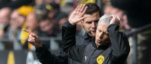 Wollte schon aufgeben. BVB-Trainer Lucien Favre winkt nach dem Strafstoß für Schalke 04 ab. 