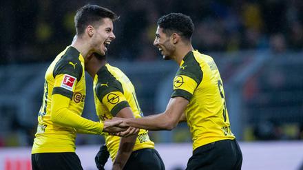 Dortmunds Achraf Hakimi (r.) bejubelt sein Tor zum 1:0 mit Julian Weigl. 