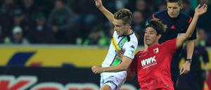 Endlich wieder zweikampfstark: Patrick Herrmann (l.), Flügelstürmer bei Borussia Mönchengladbach, setzt sich im Zweikampf mit Hong Jeong-ho vom FC Augsburg durch. (