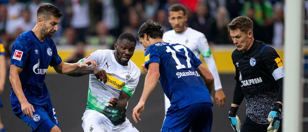 Immer drauf: Zwischen Borussia Mönchengladbach und dem FC Schalke 04 wurde um jeden Zentimeter geackert.