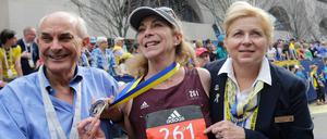 Die Marathonläuferin Kathrine Switzer (Mitte) nach dem Boston-Marathon.