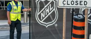 Die nordamerikanische Eishockey-Liga (NHL) hat die für Donnerstag angesetzten Playoff-Spiele abgesagt.