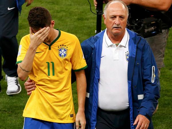 Brasiliens Trainer Scolari (r.) und Mittelfeldspieler Oscar nach dem Halbfinale gegen Deutschland.