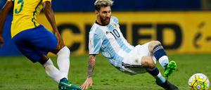 Gefallen. Argentiniens Superstar Lionel Messi (r.) mit Fernadinho.