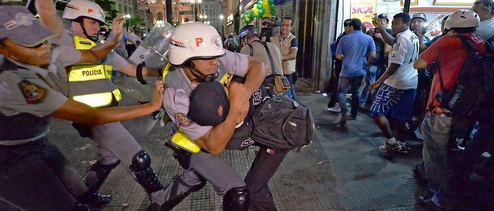 Gewalt in Sao Paulo. Die Polizei greift gegen Demonstranten hart durch.