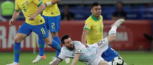 Wieder einmal gestolpert. Lionel Messi (vorn) kann mit Argentinien nicht gegen Brasilen gewinnen. 