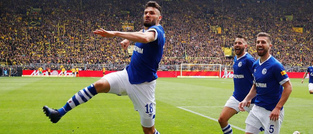 Blau-weißer Jubeltag. Schalkes Spieler können sich über den Derbysieg bei Borussia Dortmund freuen.