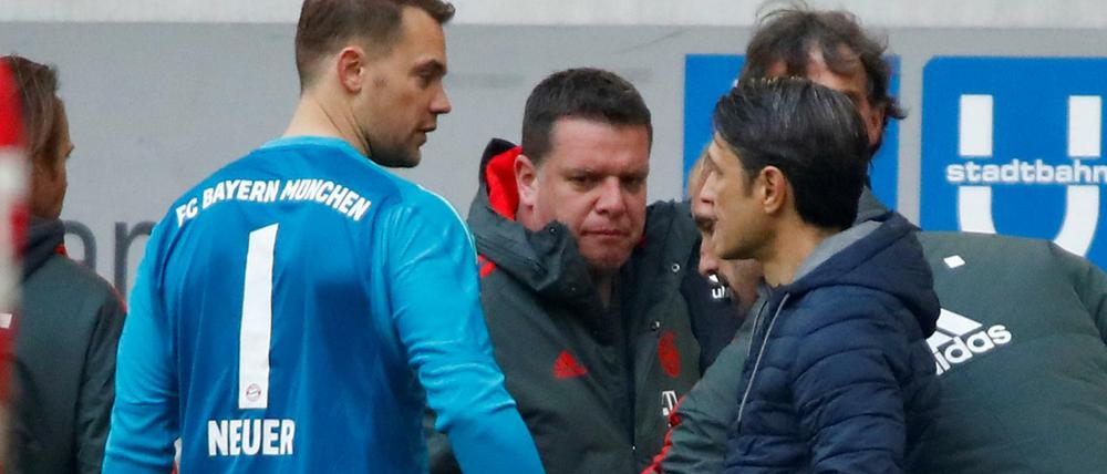 Gang ins Ungewisse: Manuel Neuer verletzte sich in Düsseldorf.