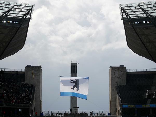 Die Fahne soll bald woanders wehen. Hertha BSC will weiterhin raus aus dem Olympiastadion.
