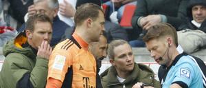 Verzählt. Schiedsrichter Christian Dinkert (rechts) und Bayern-Keeper Manuel Neuer (links). 