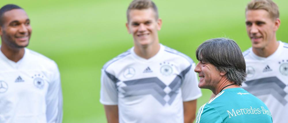 Optimistisch. Bundestrainer Joachim Löw sieht keine Probleme in den vielen Ausfällen.