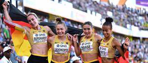 Die 4x100-Meter-Staffel mit Alexandra Burghardt, Gina Lückenkemper, Rebekka Hase und Tatjana Pinto (v.l.) feiert die Bronzemedaille.   