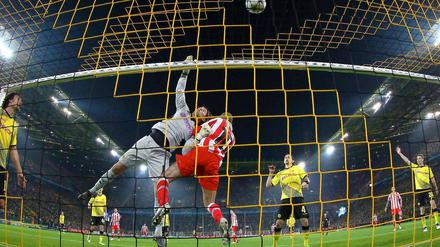 Ganz schön was los vor dem Tor von Roman Weidenfeller. Aber Dortmunds Keeper kann den Ball in dieser Szene gerade noch über die Latte lenken.