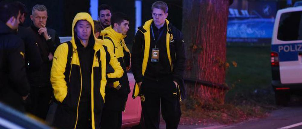 Nebensache Fußball. Spieler von Borussia Dortmund am Abend des Anschlags auf ihren Mannschaftsbus.
