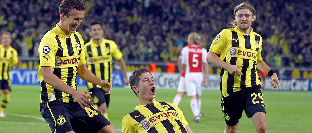 Erlösender Jubel. Robert Lewandowksi schießt das 1:0 für Borussia Dortmund gegen Ajax Amsterdam - in der 87. Minute. Zuvor sahen die 66 000 Zuschauer im Dortmunder Stadion ein unterhaltsames Spiel mit Chancen für beide Teams. 
