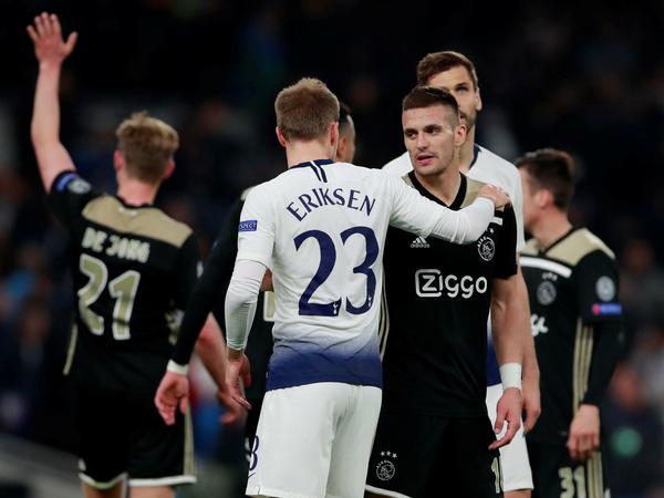 Nette Jungs. Dusan Tadic von Ajax Amsterdam (r.) und Tottenhams Christian Eriksen verabschieden sich nach dem Hinspiel.