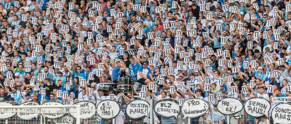 "Sobotzik raus". Chemnitzer Fans zeigen Zettel mit der Rückennummer 11 als Symbol für den entlassenen Spieler Daniel Frahn hoch und stellen sich gegen ihren Sportdirektor.