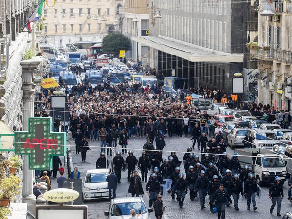 Der Marsch der Frankfurter Fans durch Neapel wurde von einem großen Polizeiaufgebot begleitet.